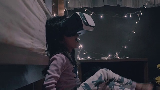 亚洲小女孩在虚拟现实头盔在家视频下载