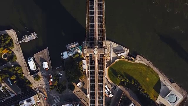 空中俯瞰布鲁克林大桥在布鲁克林地区通过东河在纽约，美国视频下载