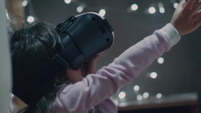 戴着虚拟现实眼镜的小女孩视频下载