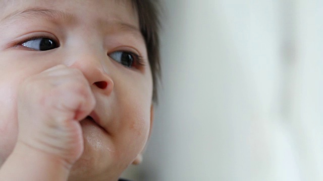可爱的宝宝用手指把口香糖放在嘴里发痒视频素材