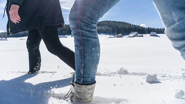 年轻女子在雪地里行走视频素材