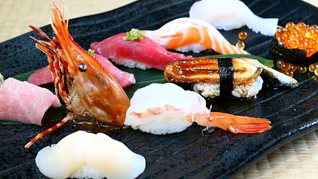 生鲜三文鱼、金枪鱼、虾等寿司视频素材