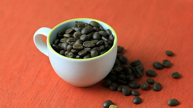 旋转:白杯子里的咖啡豆视频素材