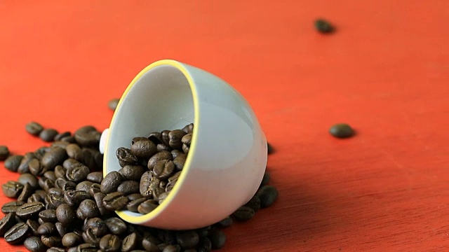 旋转:白杯子里的咖啡豆视频素材