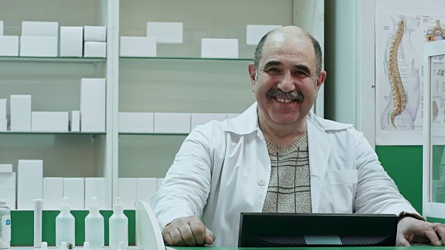 快乐的男性药剂师表现出良好的迹象和stumup微笑视频下载