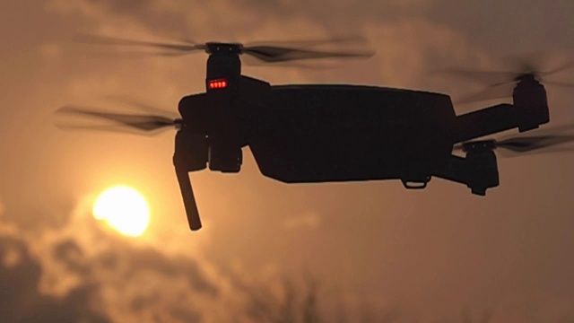 无人机在日落和天空中飞行视频下载
