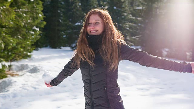 年轻女子在雪地里跳舞视频素材
