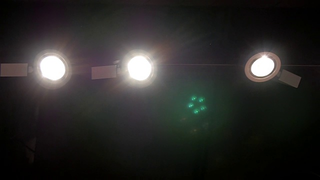 黑暗的房间里天花板上有四盏灯视频下载