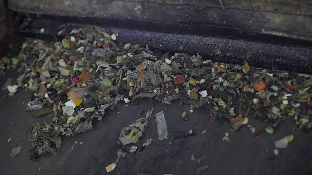废料在加工厂的传送带上移动视频素材