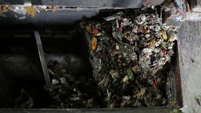 废料在加工厂的传送带上移动视频素材