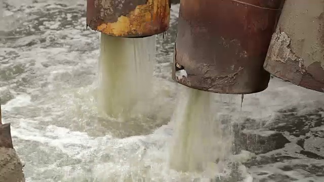 排放废液的工业管道视频素材