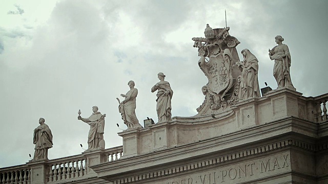 圣彼得广场和贝尔尼尼的柱廊，背景是戏剧性的云彩视频素材