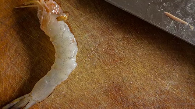鲜虾在木板上烹饪俯视图视频下载