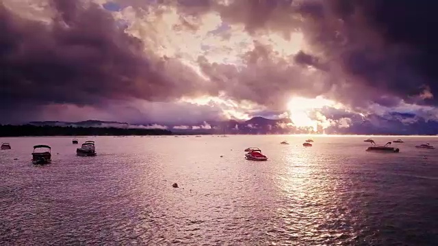金色的阳光透过紫云在太浩湖-鸟瞰图视频素材