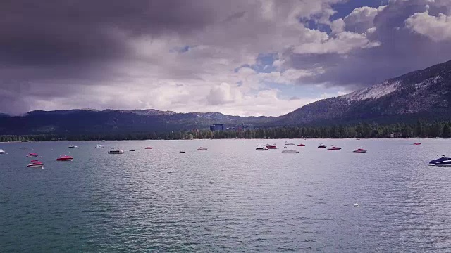 塔霍湖上的船与Stateline酒店-鸟瞰图视频素材