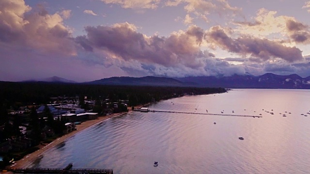 戏剧性的塔霍湖鸟瞰图在日落视频素材