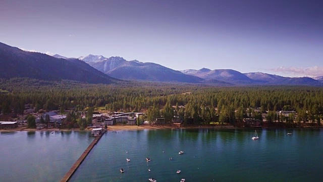 山脉，森林和海岸酒店在太浩湖-鸟瞰图视频素材