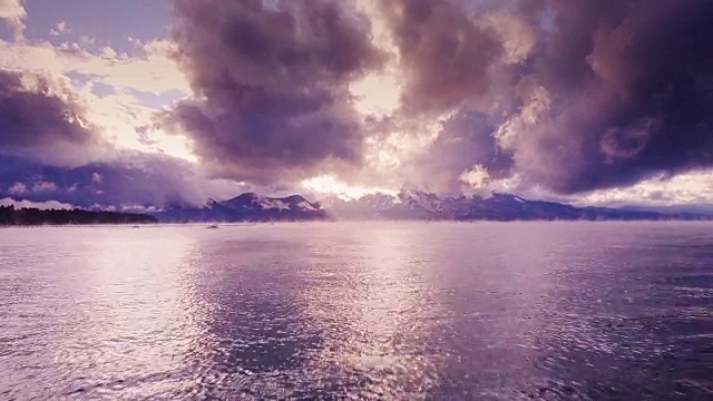 雾周围的船在戏剧性的日落在太浩湖-鸟瞰图视频素材