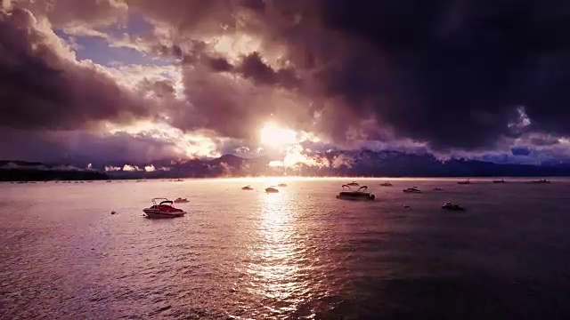 在塔霍湖上浮动的船在戏剧性的日落-鸟瞰图视频素材