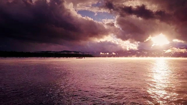 戏剧性的雾蒙蒙的太浩湖日落-鸟瞰图视频素材