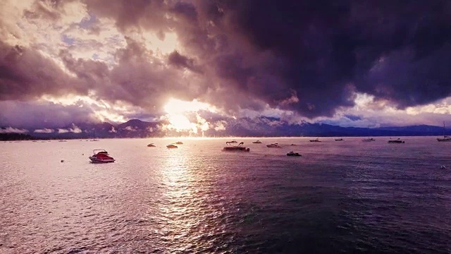 戏剧性的日落在太浩湖上的船-鸟瞰图视频素材