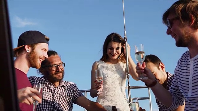 一群年轻的朋友喜欢白天在游艇上庆祝生日视频下载
