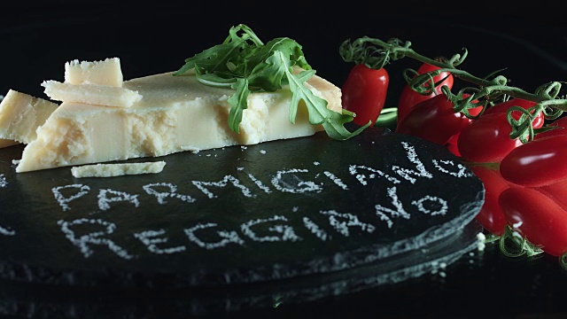 4K Parmigiano-Reggiano奶酪与樱桃番茄特写视频下载