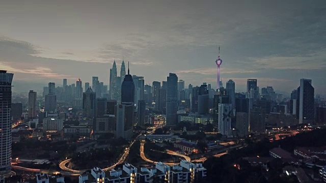 燃烧的天空映衬着吉隆坡摩天大楼与雾和薄雾的早晨。视频素材