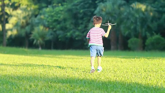 男孩手拿着纸飞机视频素材