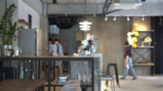 抽象模糊的咖啡馆或咖啡店内部与顾客和咖啡师在柜台工作视频素材