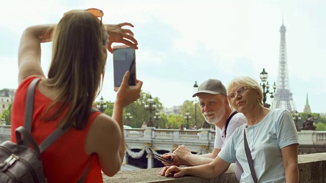 女儿在巴黎度假时给老父母拍照。在埃菲尔铁塔和塞纳河附近视频素材