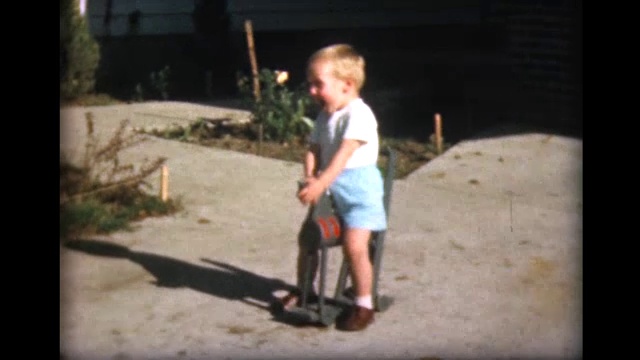 1957年，一个小男孩骑着带轮子的木马视频素材
