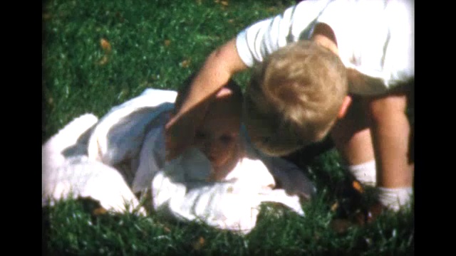 1957年小男孩用毯子擦姐姐的脸视频素材