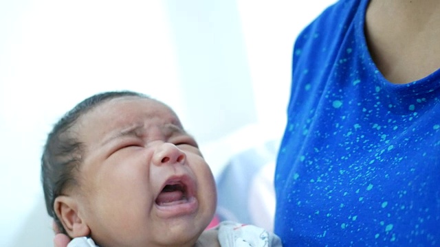 新生婴儿哭视频素材