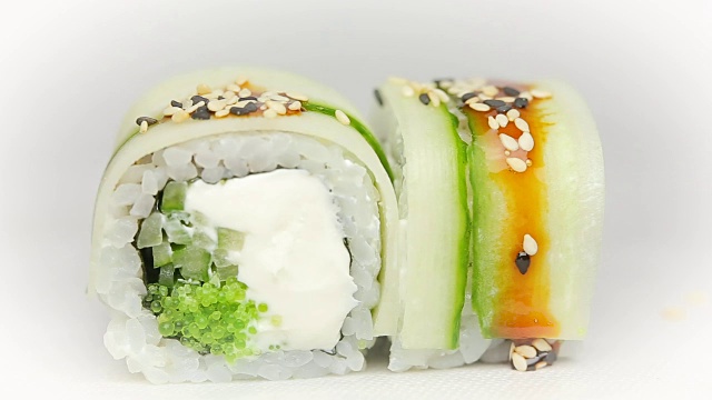 厨师将酱油和芝麻加入到西葫芦芝士和新鲜的沙拉寿司中视频素材