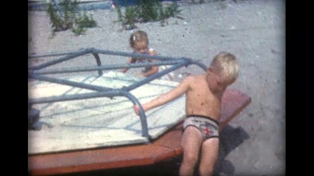 1959年的孩子在港口附近荡秋千视频素材