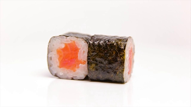 寿司卷与三文鱼旋转孤立在白色视频素材