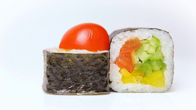 主厨介绍日本餐厅轮换白noris Maki寿司卷配蔬菜视频素材