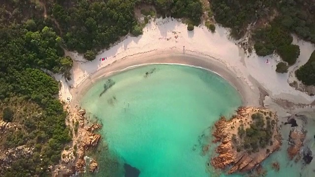 一架无人机拍摄的意大利蓝绿色海洋的航拍视频。撒丁岛翡翠海岸的美丽海滩。视频素材