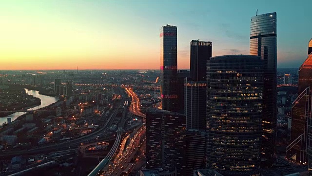 日落时摩天大楼的天际线视频下载