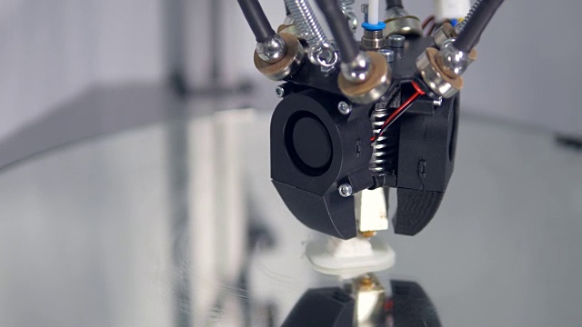 为工业工厂制造3D物体的机械臂。4 k。视频素材