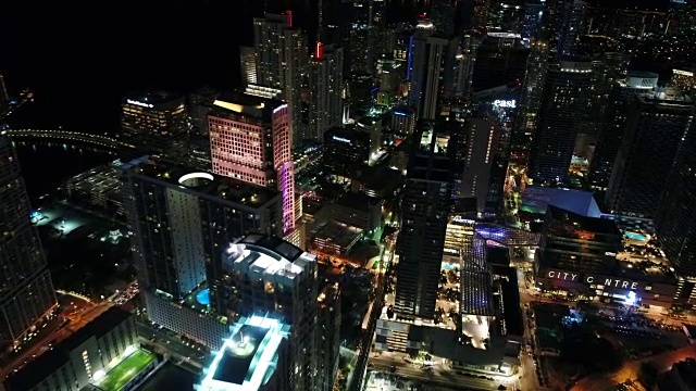 布里克尔，迈阿密市中心/夜间航拍视频素材