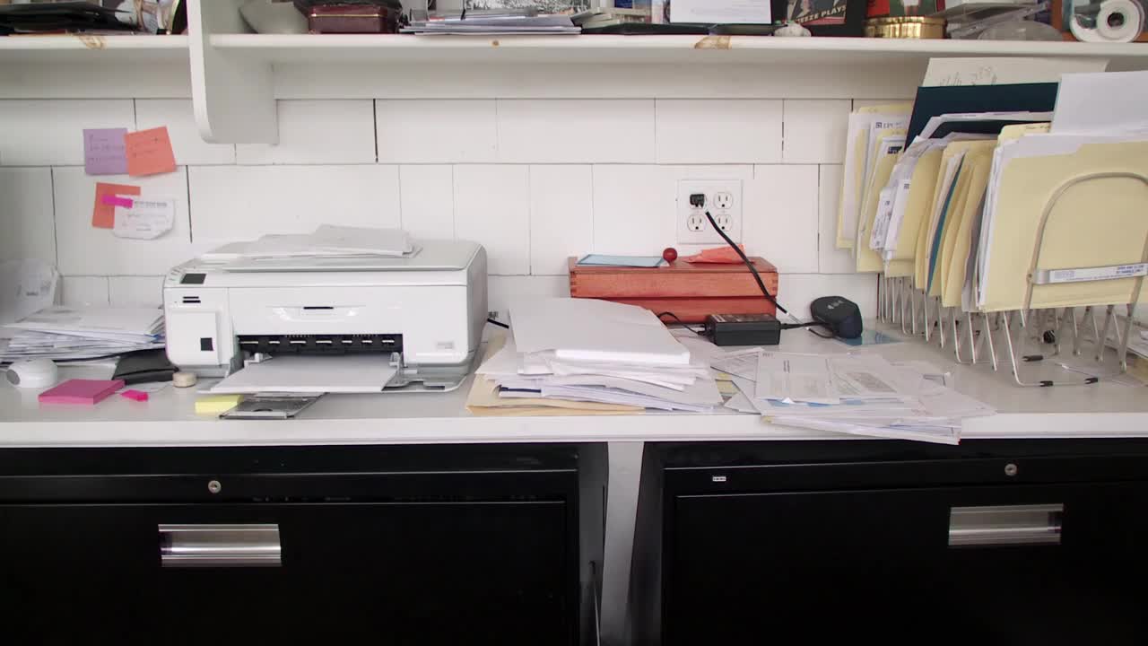美国纽约斯卡伯勒家庭办公室办公桌上的纸张、打印机和电脑视频素材