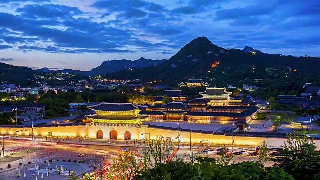 韩国首尔，京福宫的时间流逝和车灯的交通速度视频素材