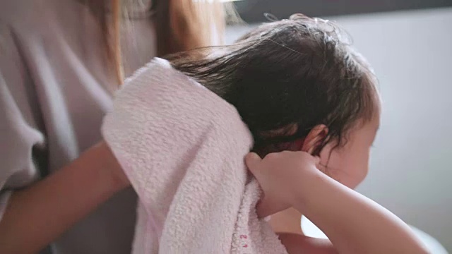 小女孩正在洗澡视频素材