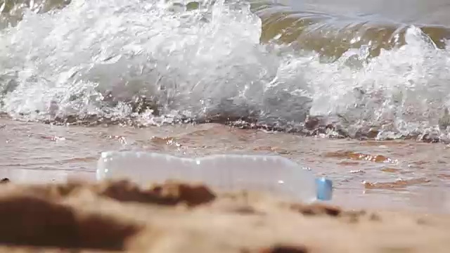 HD超级慢莫:塑料瓶在海滩上视频下载