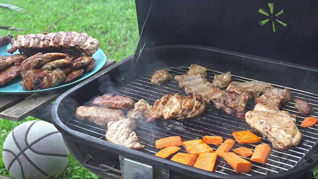 烧烤上的肉类和蔬菜视频下载