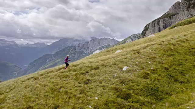 空中女子跑上山，欣赏周围美丽的自然风光视频素材
