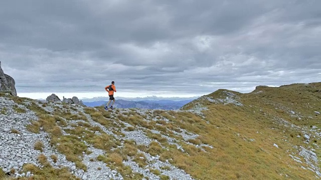 空中男子在高山上的山脊上跑步视频素材