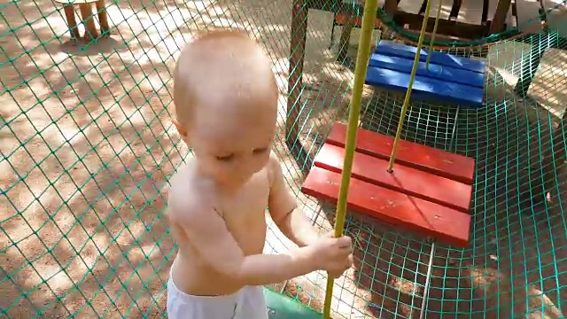 小男孩在绳子公园被吓哭了视频下载